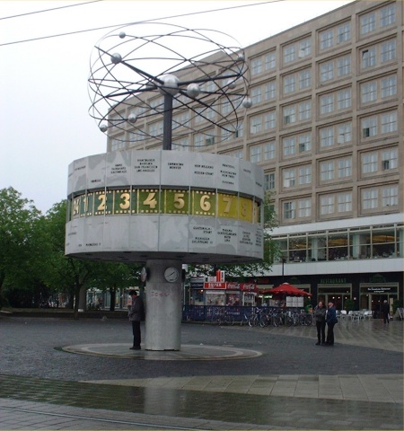 L'horloge internationale de l'Alexander Platz (photo N. Rau - 2004)