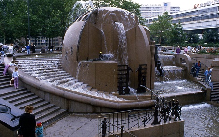 Une fontaine près de l'Europa Center, à l'extrémité du Ku-Damm (Photo C. Rau, 1987)