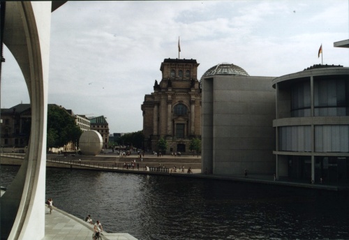 Le Reichstag vu de la Chancellerie (Photo S Bertko 2006)