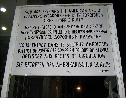 Panneau d'information devant le "Check Point Charlie" (Photo S Bertko)