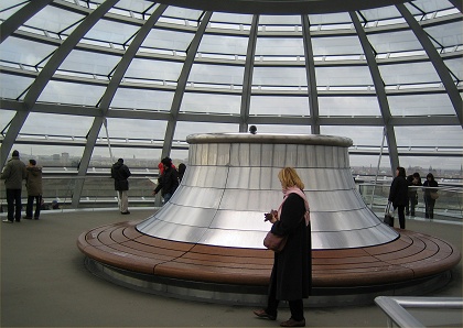 Sous la coupole du Reichstag rénové... (Photo Stefanie Bertko)