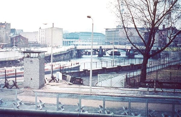 Le Mur et une tour d'observation, depuis le Reichstag en 1974 (Photo Christian rau)