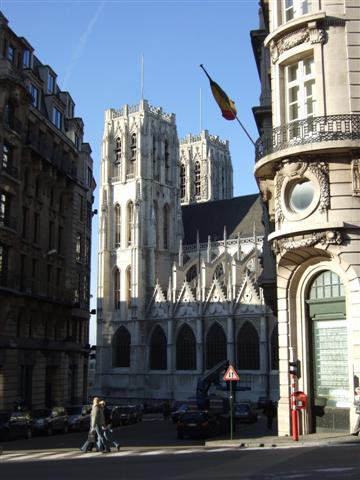 Les tours de la Cathédrale St-Michel - Ste Gudule se profilent au bout d'une rue