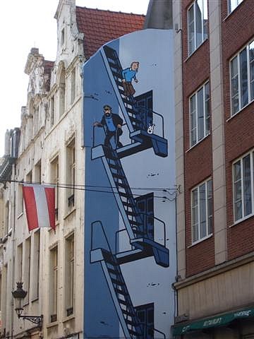 Dans la rue du Mannekenpis, Tintin et le capitaine Haddock semblent descendre d'un toit !