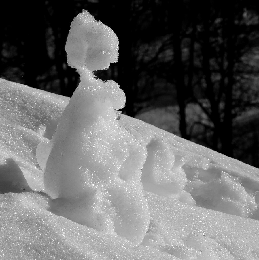Poupée de neige sculptée par Eole - C. Rau 2018