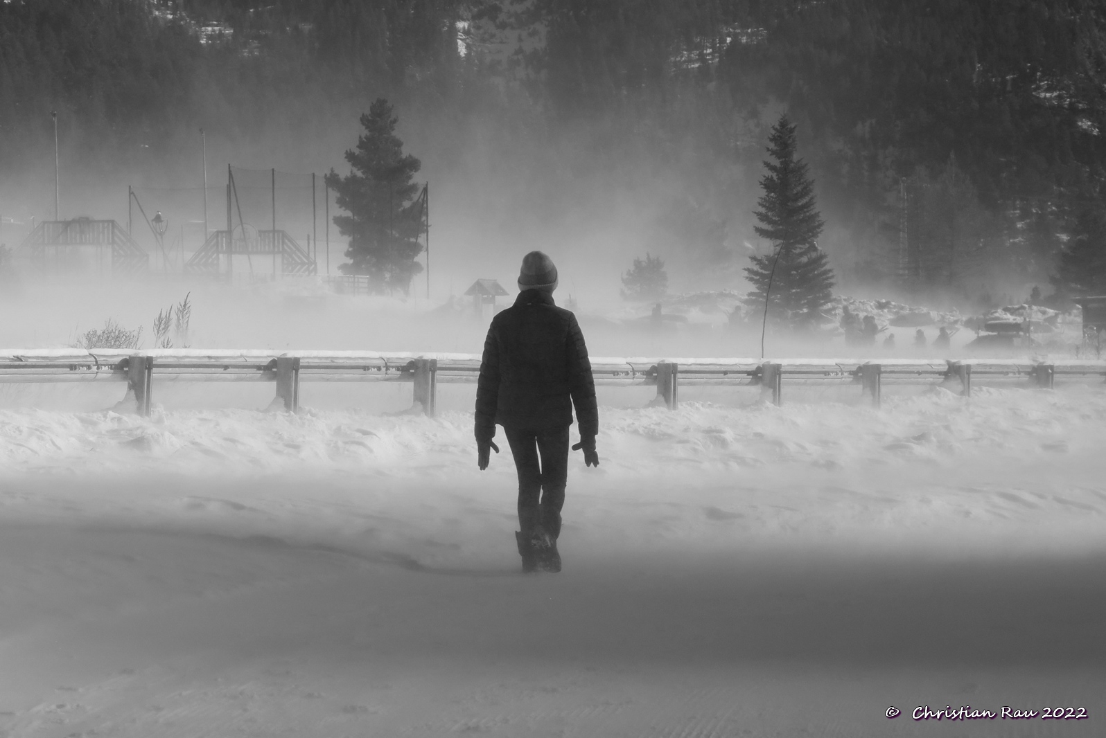 Silhouette dans le blizzard  - © Christian Rau  2022