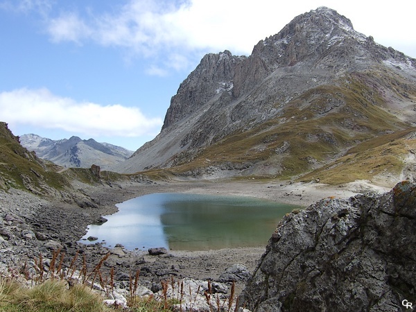 Deux grands lacs se succèdent entre le seuil et le col des Rochilles