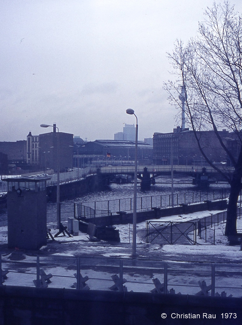 Berlin Est (Friedrichstrasse) et la Spree vus du Reichstag (Berlin ouest) en décembre 1974