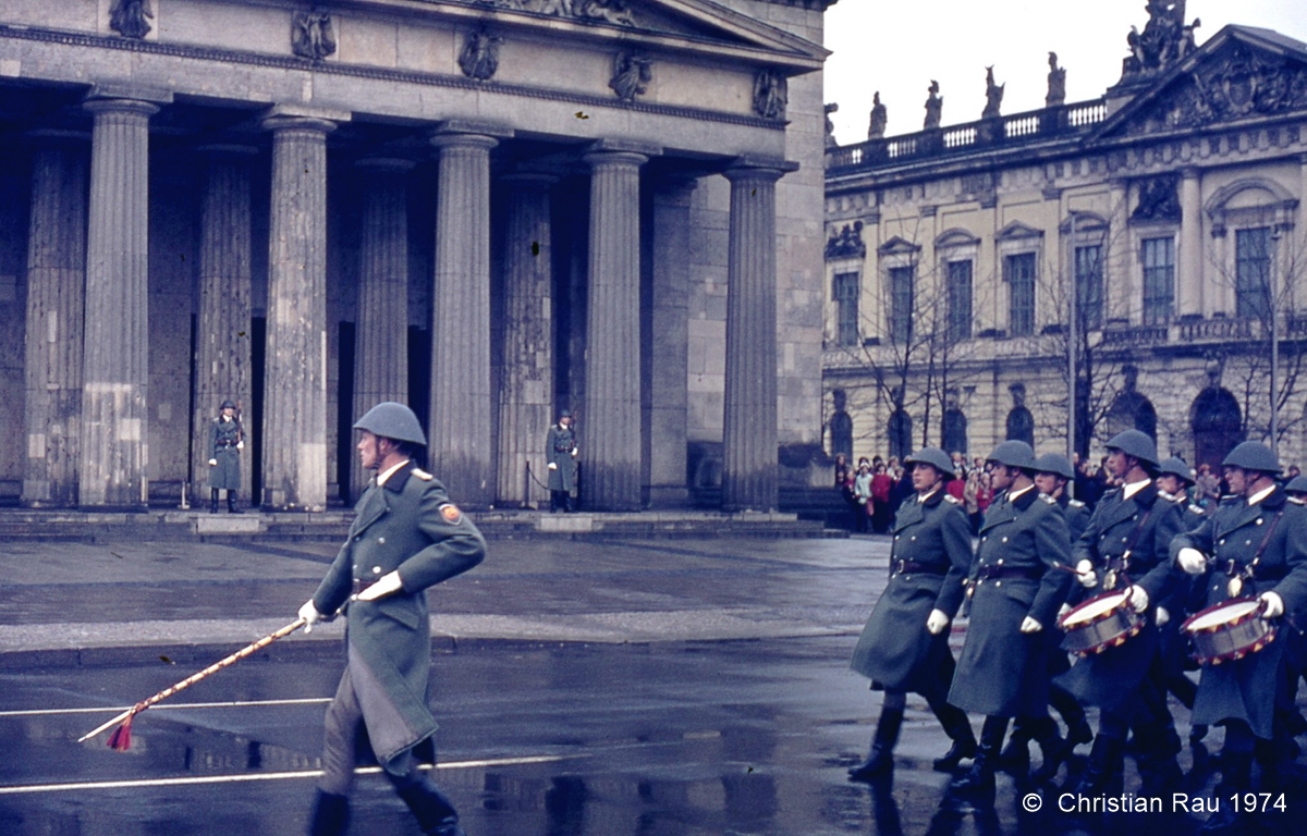 Parade militaire devant le monument aux victimes de fascisme (novembre 1974) - CR
