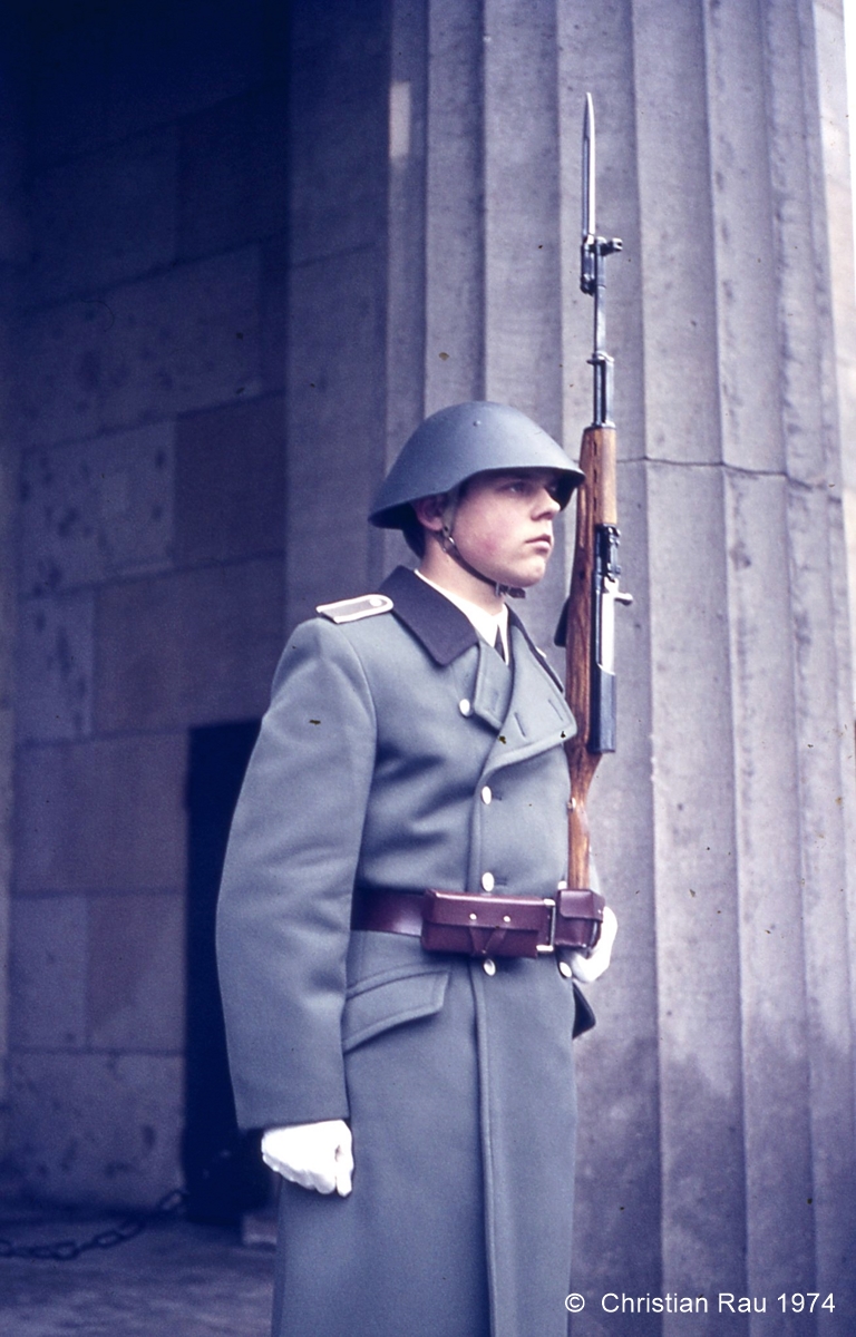 Parade militaire devant le monument aux victimes de fascisme (novembre 1974) - CR