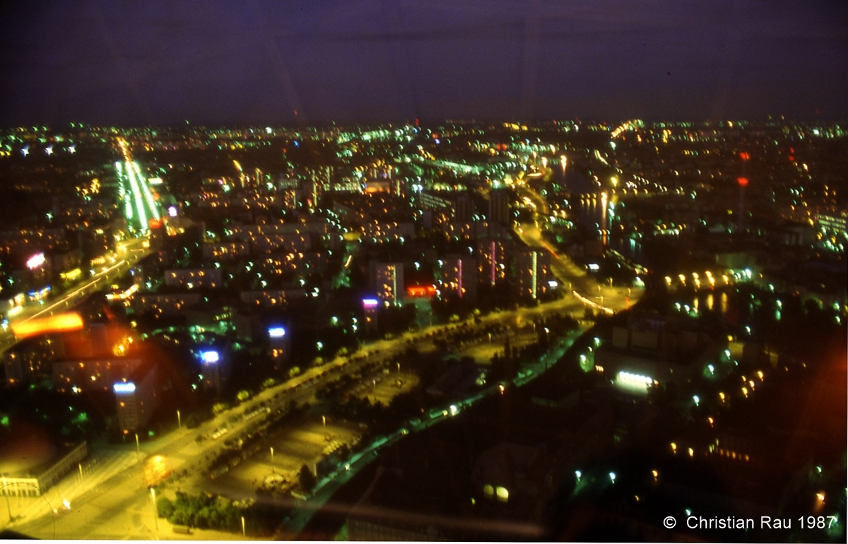 Le centre de Berlin Est vu de nuit de la plateforme de la Tour de télévision (Ete 1987)