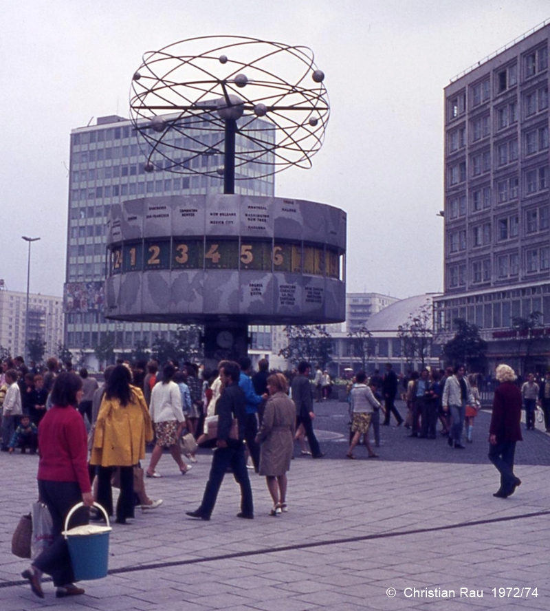Berlin - Horloge internationale sur l'Alexanderplatz - 1er août 1972 - CR