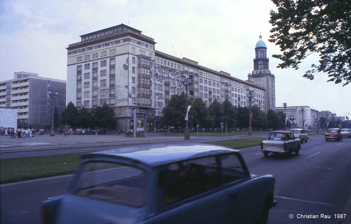 Berlin Est, architecture soviétique et Trabant" (1987)