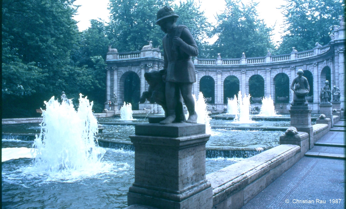 La fontaine des contes et légendes - Berlin Est  1987
