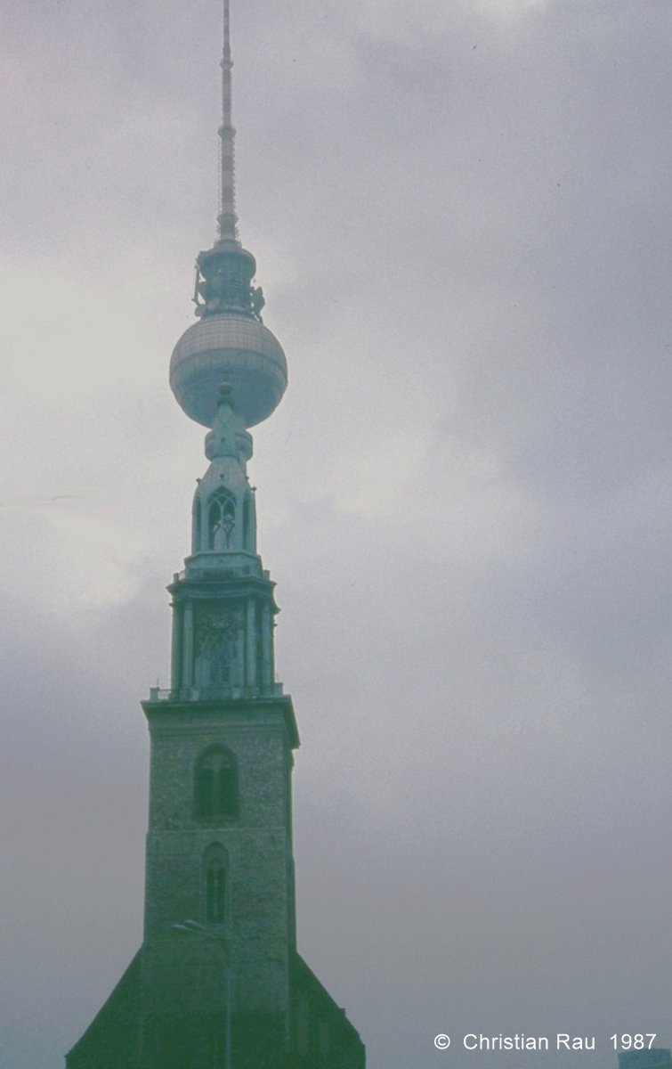 Perspective en contrastes : la tour de télé dans l'axe du clocher de l'église St Nicolas (1972)...