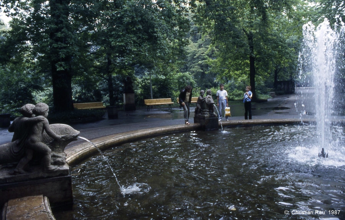 La fontaine des contes et légendes - Berlin Est  1987