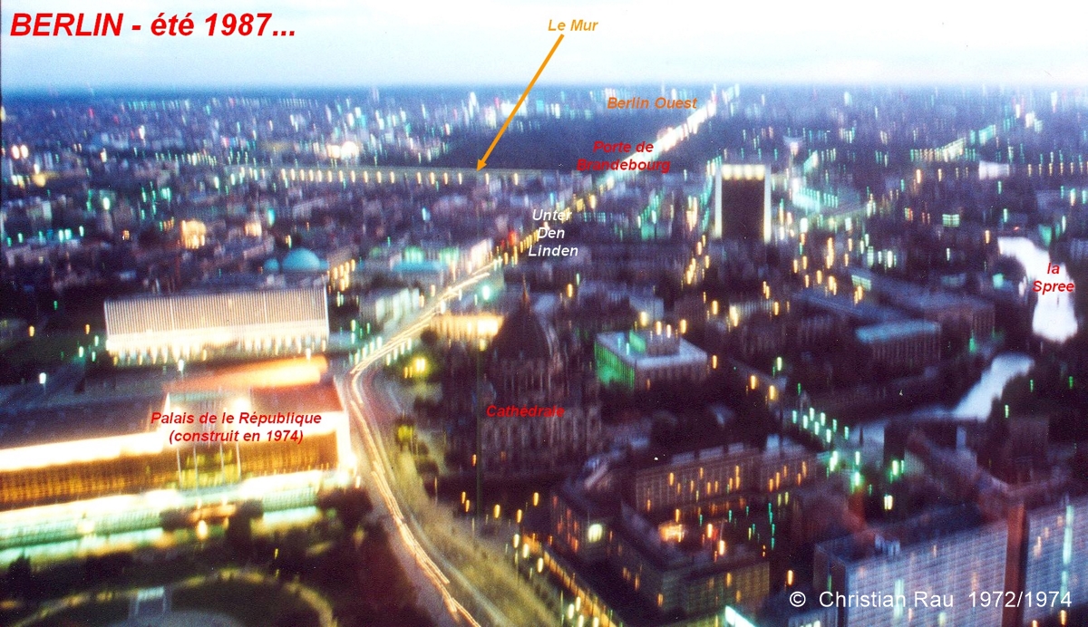 Vue nocturne du coeur de Berlin depuis le salon panoramique de la tour de télévision ...