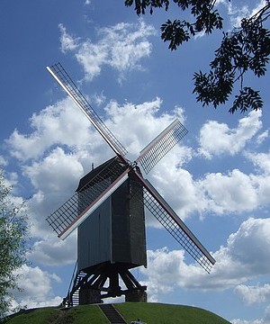 L'un des 4 moulins à vent (au bord du canal, à l'est du centre)