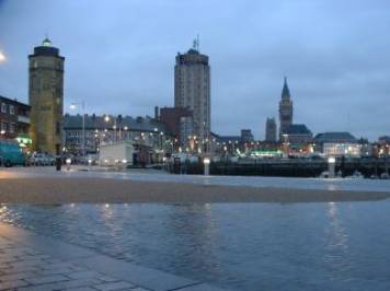 Les trois tours de Dunkerque à la nuit tombante : le Leughenaer, l'Hôtel Frantel et la tour de l'Hôtel de ville
