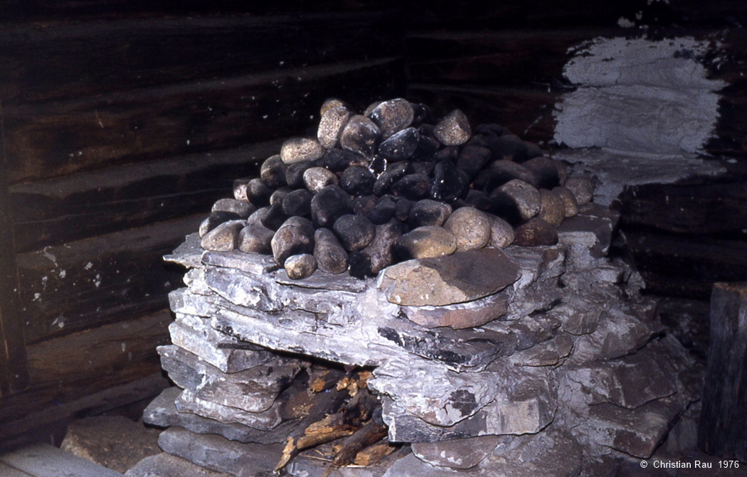Intérieur d'une cabane laponne, avec le sauna