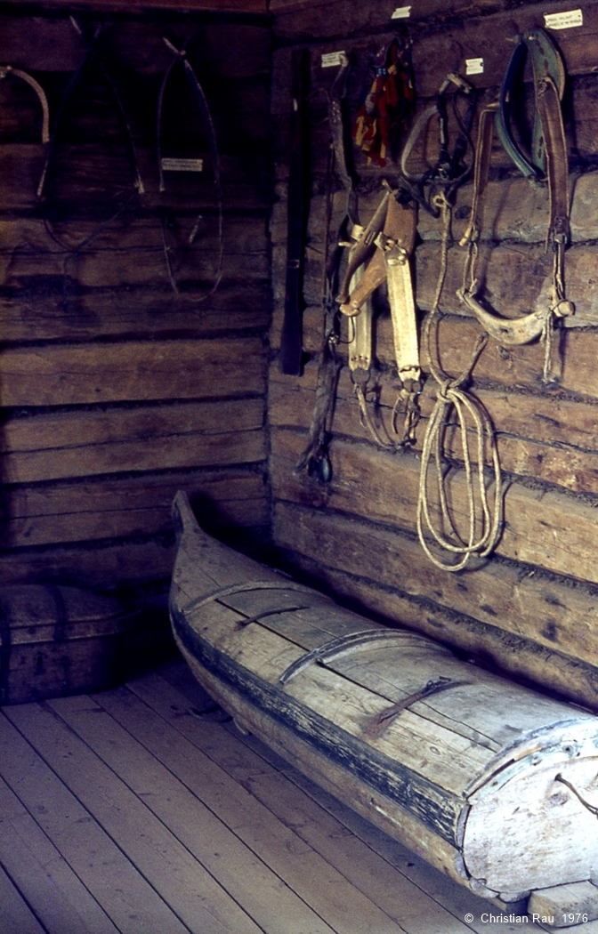 Intérieur d'une cabane laponne, avec la "pulka" (traîneau couvert)