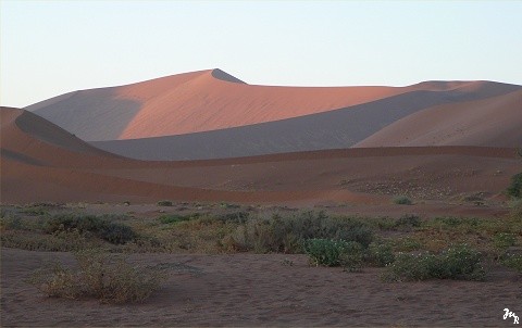 Lever de soleil sur les gigantesques dunes de Sassusvlei