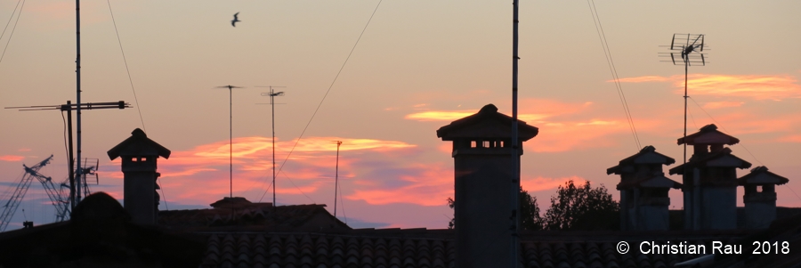 Lever de soleil "à la Hugo Pratt" sur les toits du Castello