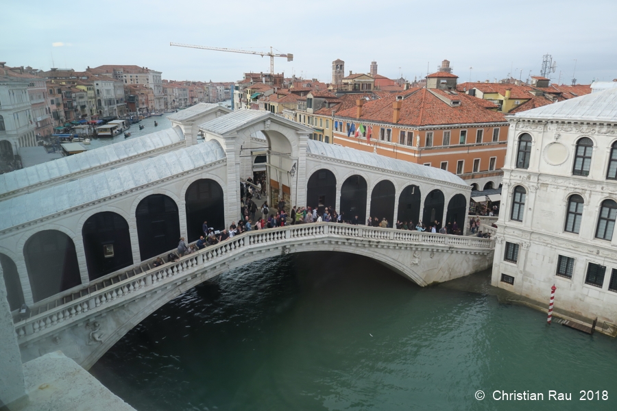 Le pont du Rialto depuis la Fondaco Tedeschi  (autrefois des entrepôts allemands) - San Marco