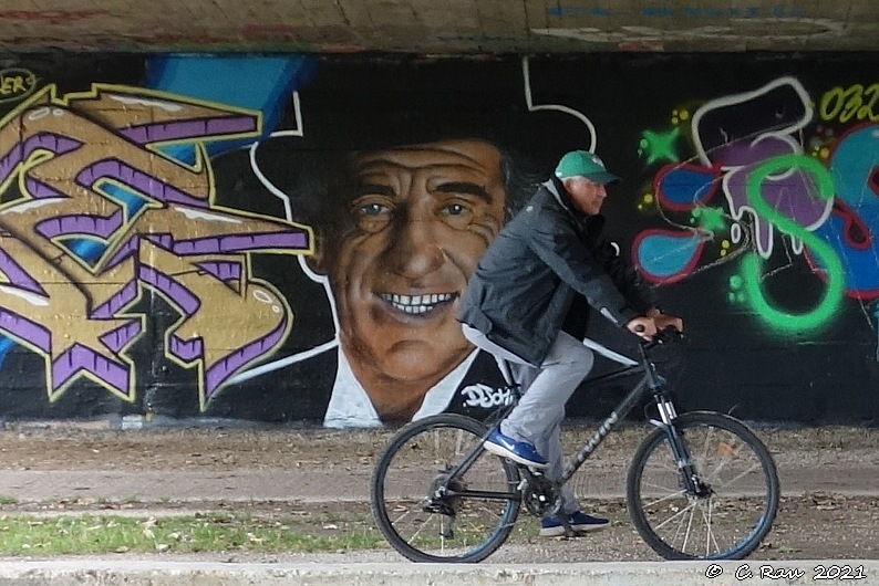 Clin d'oeil de bébel au coeur du street art sous un pont rémois - C. Rau  2021
